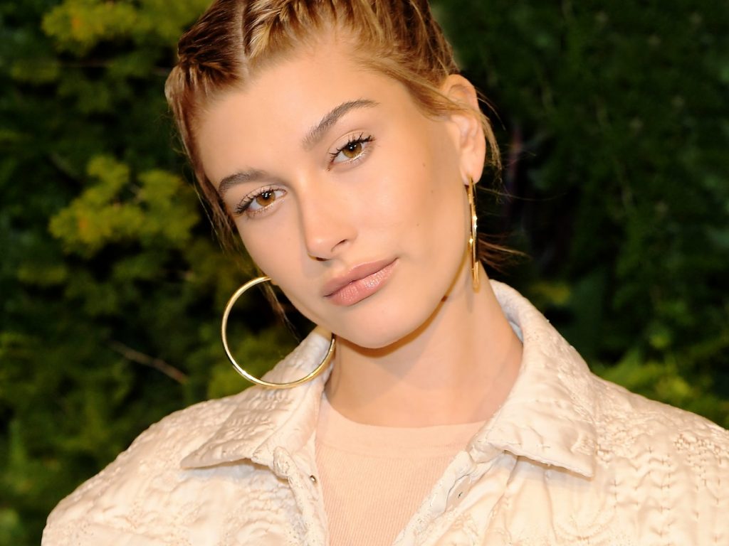 Hailey Baldwin SLAYS Britney Spears ‘Baby one more Time’ Choreography