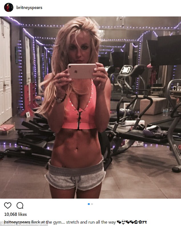 Bendy Britney Spears performs the SPLITS as she shows off her impressive abs in Gym Selfies