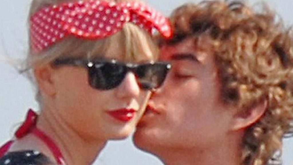 12 Adult Celebrities who Dated Teenagers