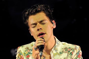 Harry Styles Performs One Direction Songs on Solo Tour & Fans Go Crazy