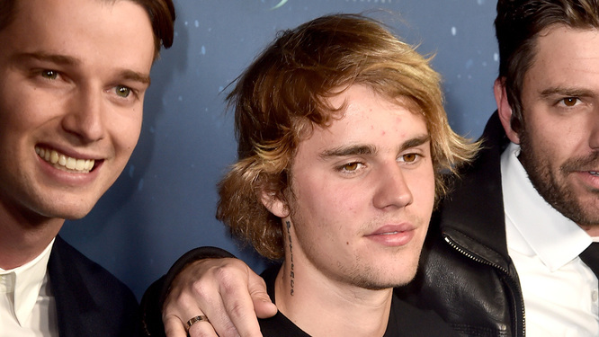 Justin Bieber looks SERIOUSLY Depressed: Selena Gomez ALL Smiles!