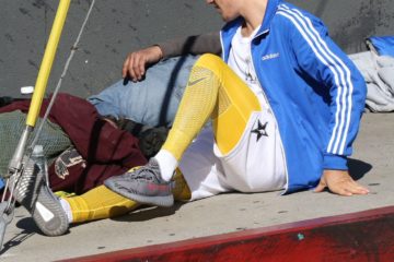 Justin Bieber provides Food and Water and Chats with Homeless Couple on the Street in L.A.