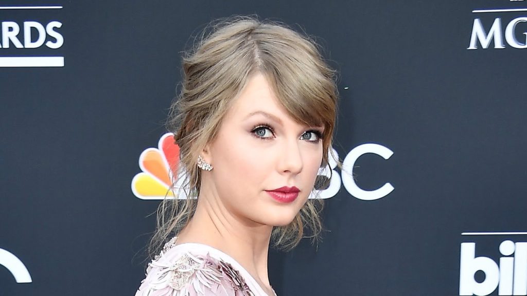 Taylor Swift making MASSIVE M Compound in NYC
